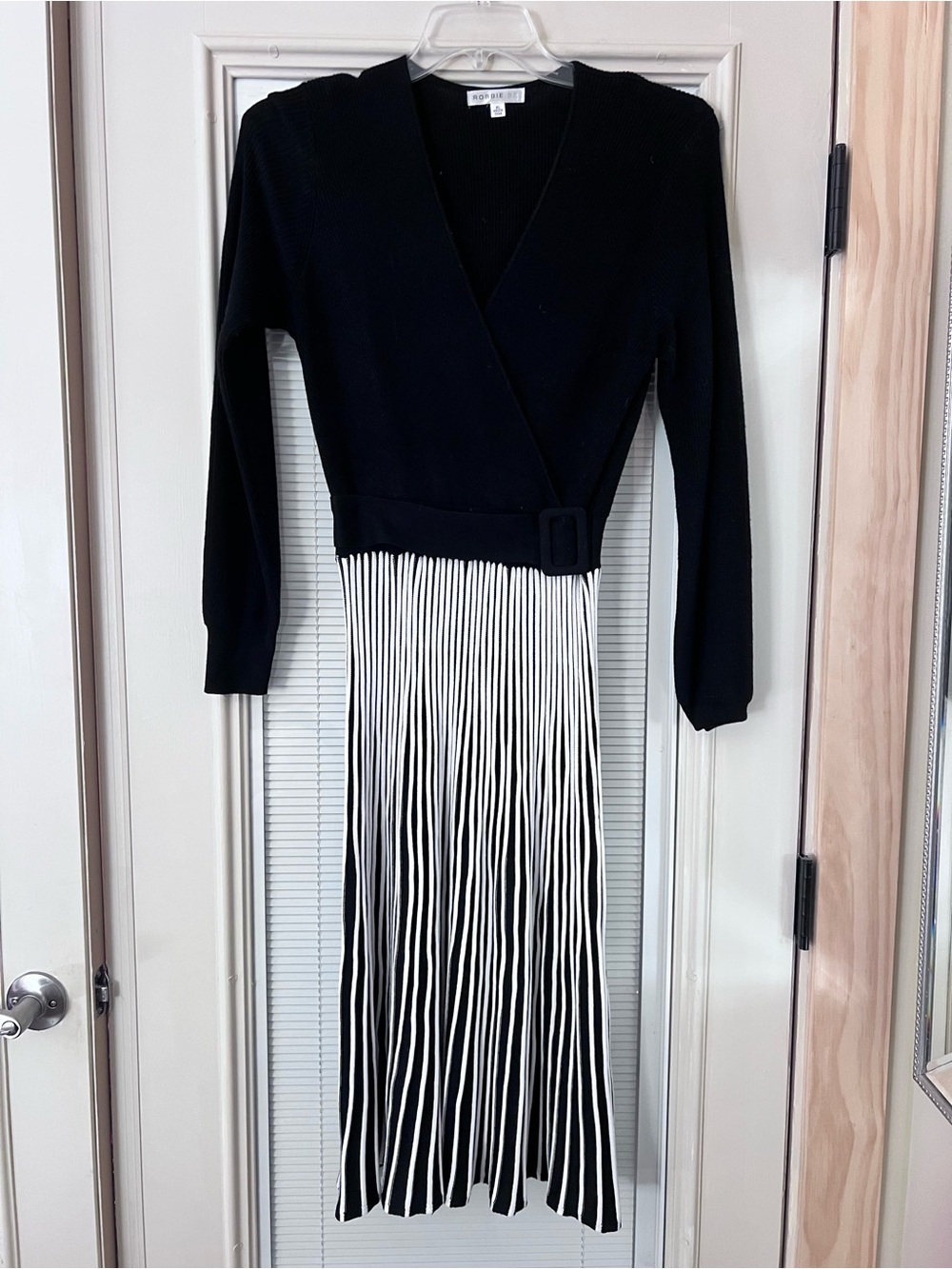 Robbie Bee Black and White Long Sleeve Pleated Midi Dress